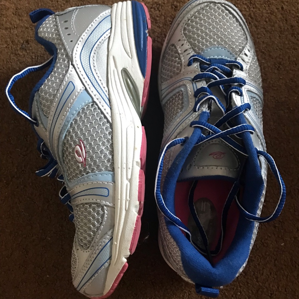 easySpirit sneaker (size 6)